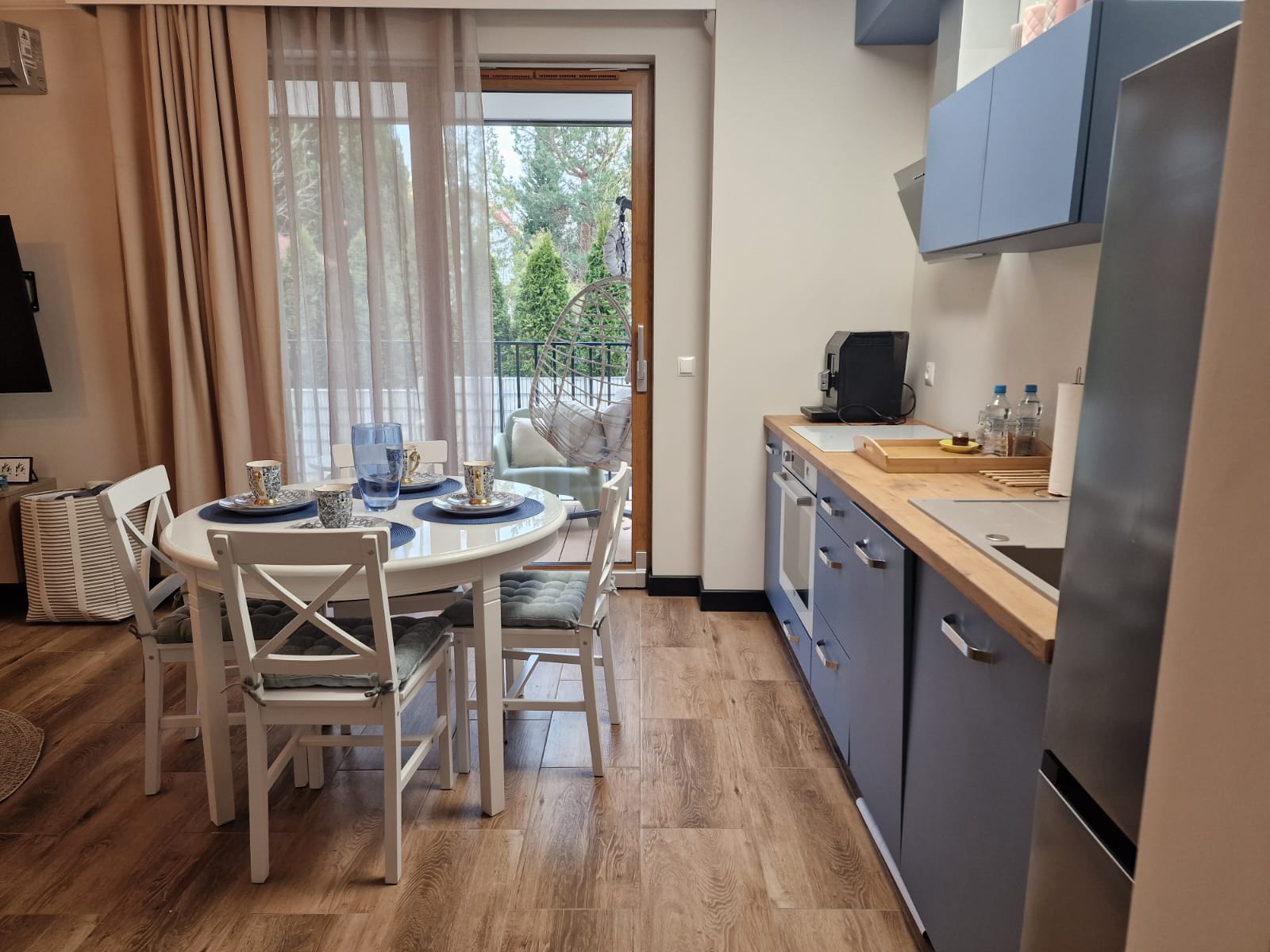 Aneks kuchenny i stół w apartamencie