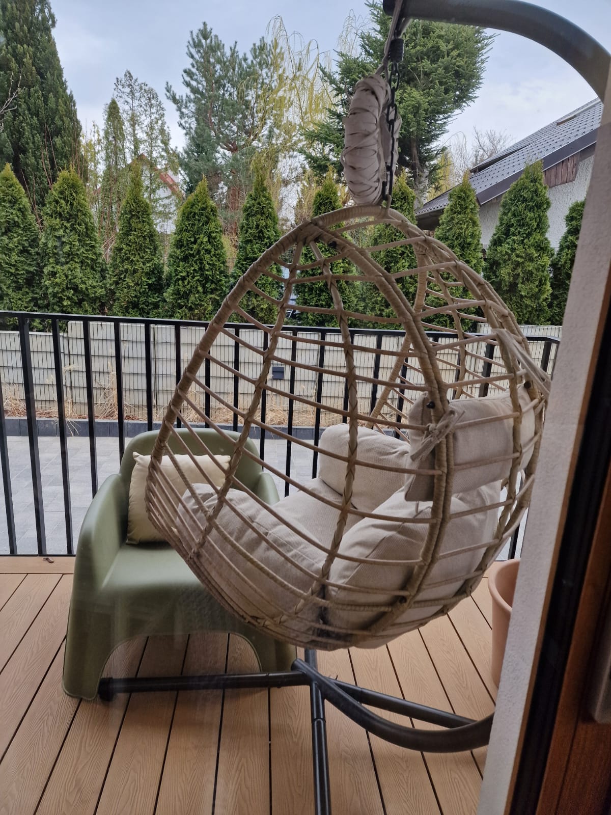 Fotel wiszący na tarasie apartamentu