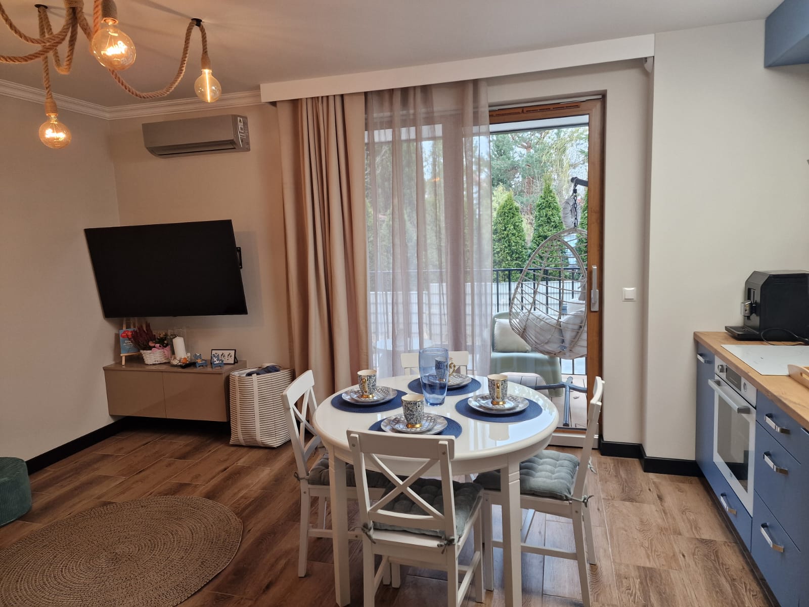 Salon z aneksem kuchennym w apartamencie Marina I