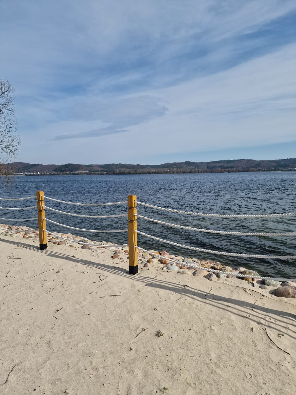 Brzeg Jeziora Żarnowieckiego przy marinie
