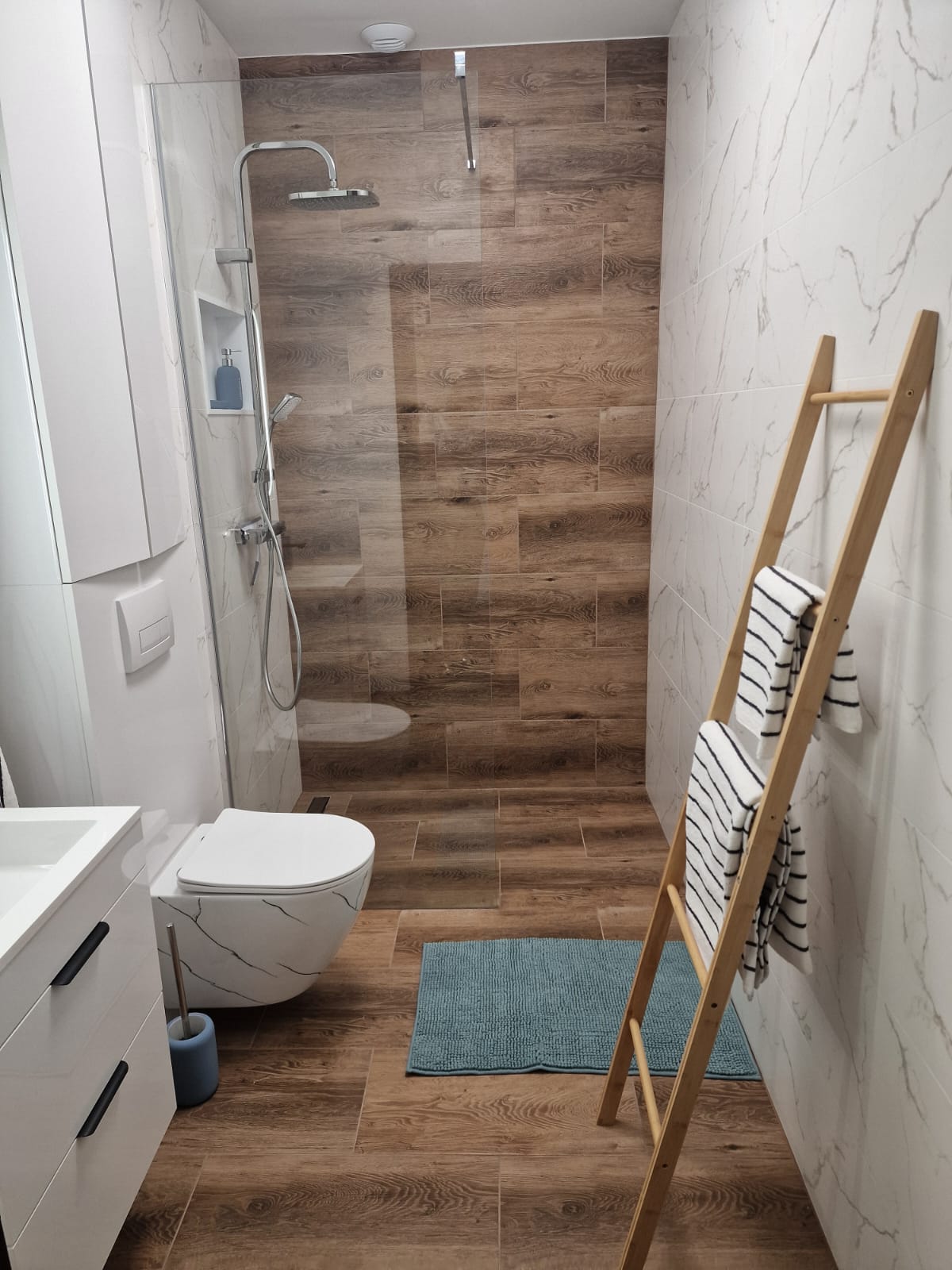 Łazienka apartamentu z prysznicem