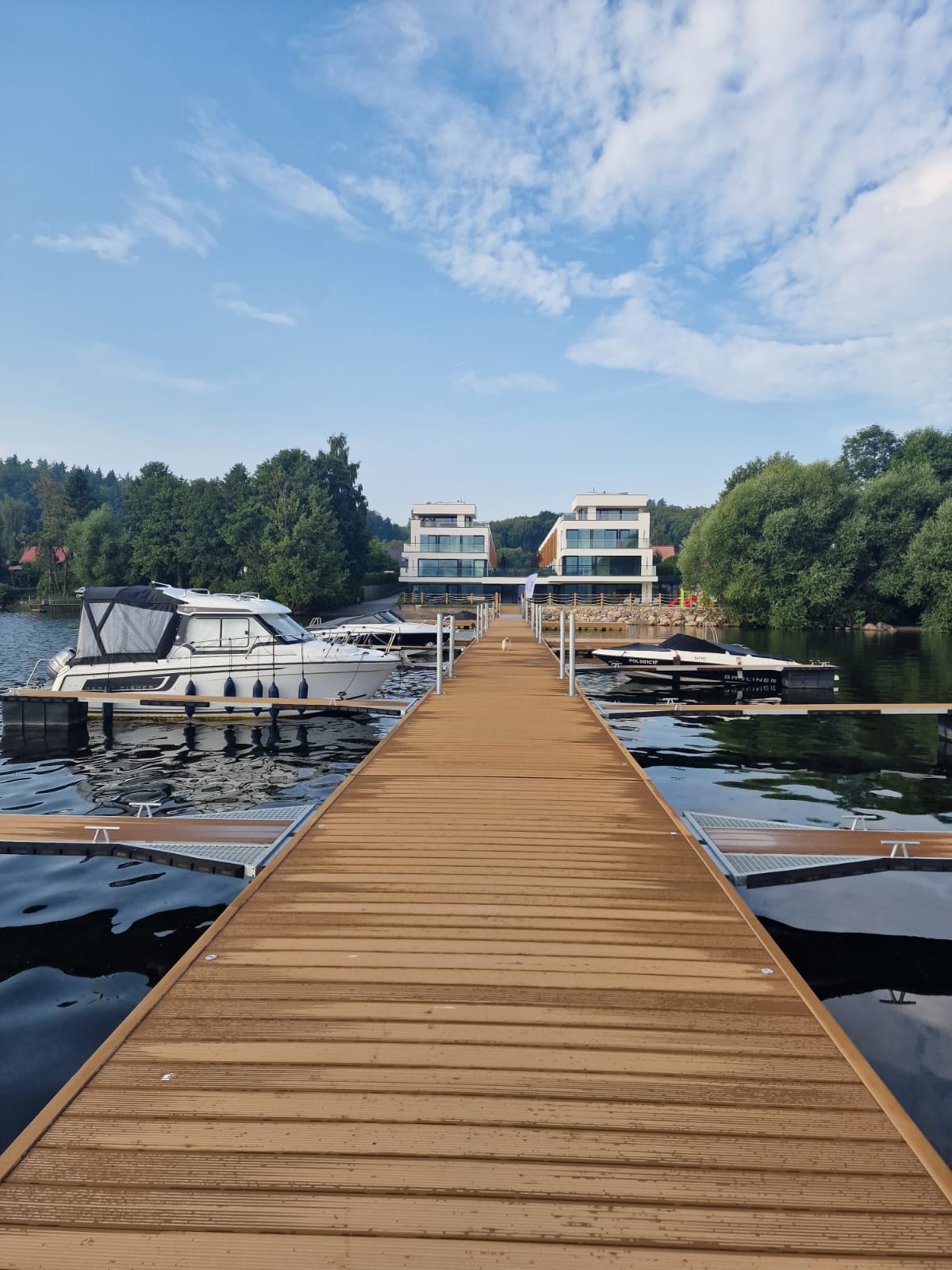 Pomost i apartamenty Marina Nadole widziane od strony jeziora