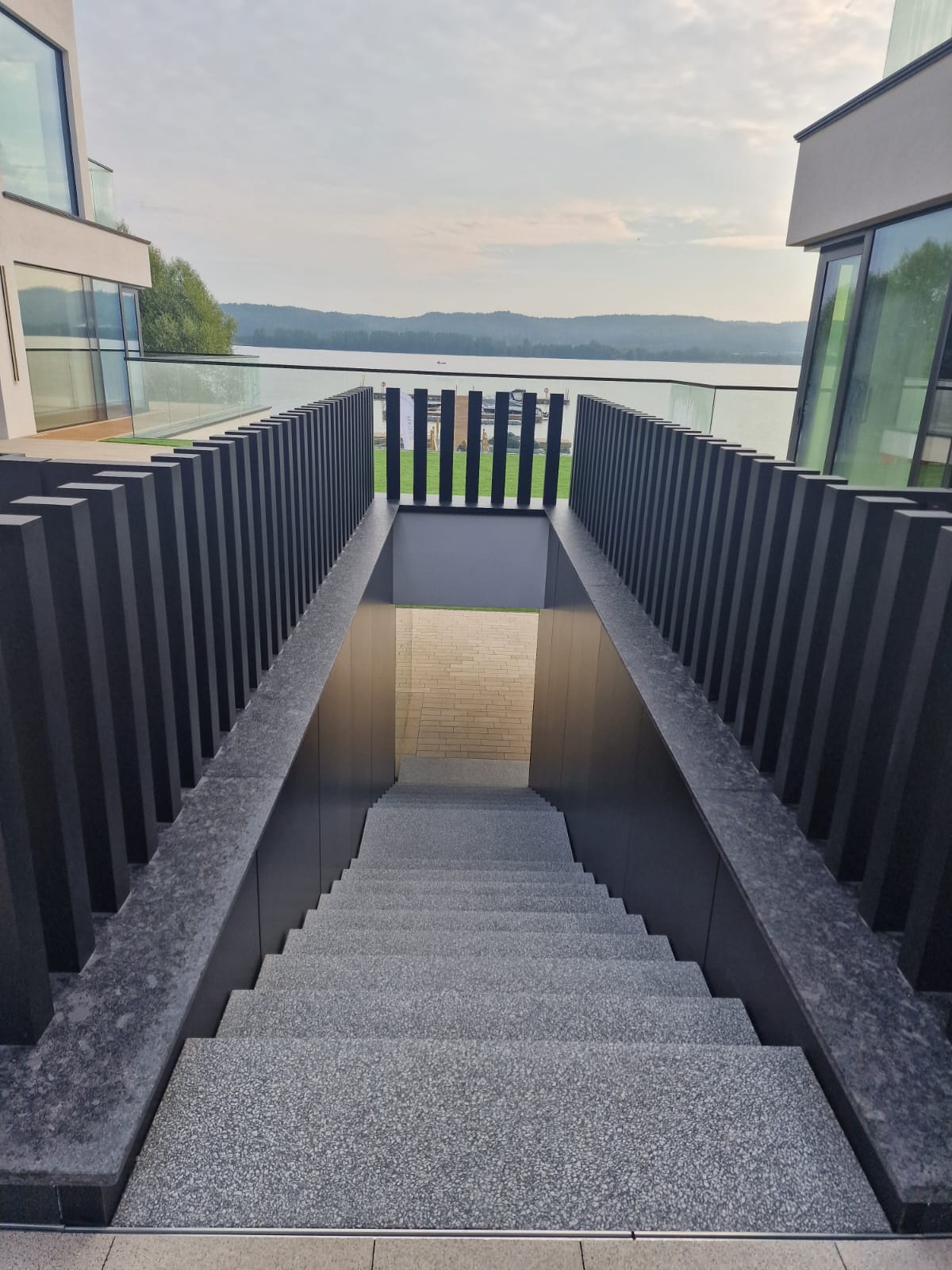 Schody i widok na jezioro przy apartamencie