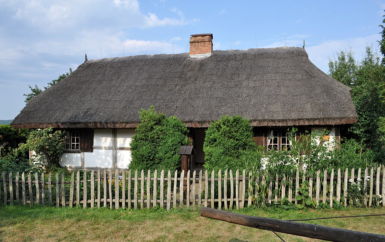 Zabudowania skansenu w Nadolu z kaszubską zagrodą