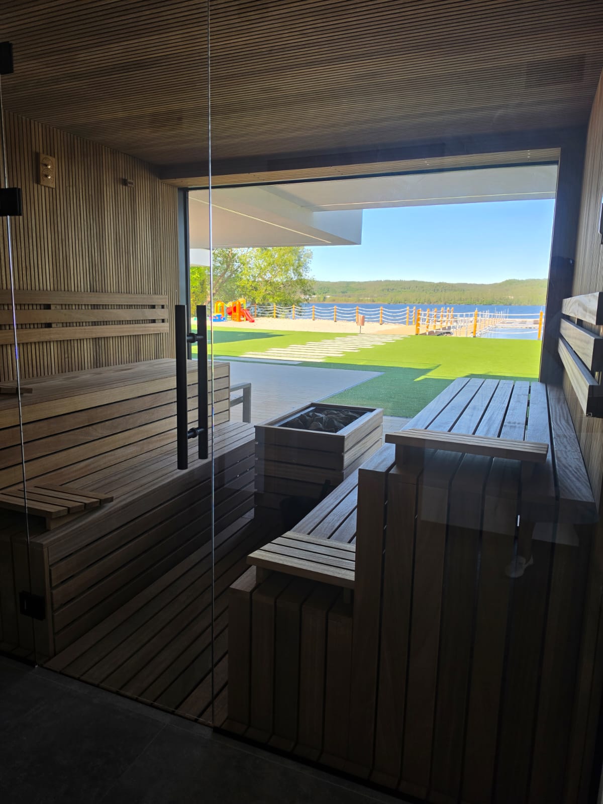 Sauna w Marinie Nadole z widokiem na jezioro, plac zabaw i pomost