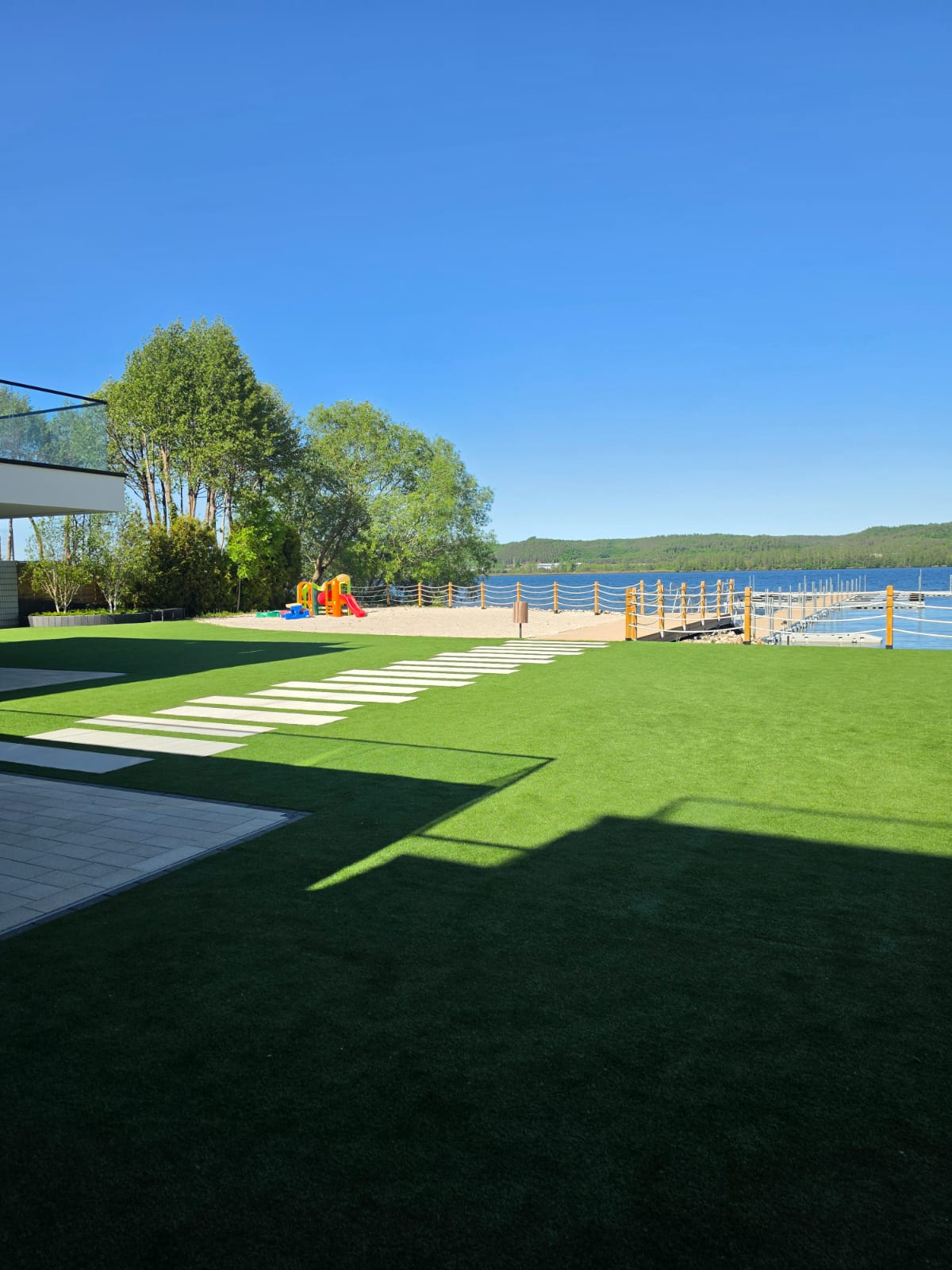Plaża, plac zabaw i pomost nad Jeziorem Żarnowieckim